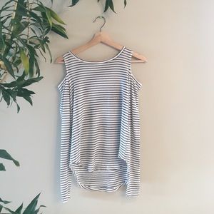 This is a hollister off the shoulder tee SIZE XXS
